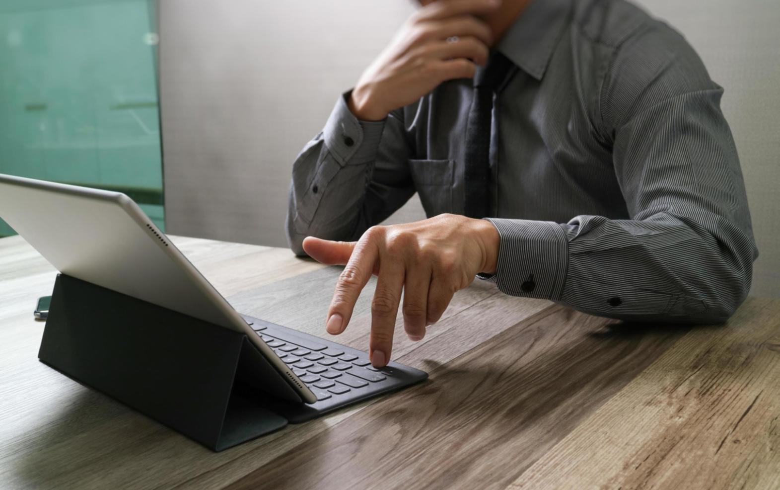 Participants travaillant sur des études de cas réels